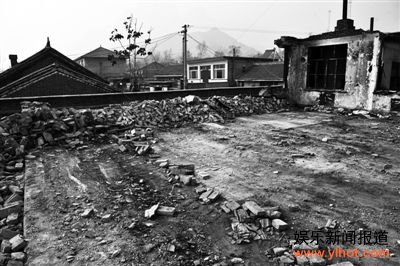 1��18�գ��ӱ�ʡ�е���������������Ժ�ڰ칫�����ѱ�������Ϊƽ�ء�û���ü��Ƶ���ǽ�ϣ���������Ѭ��ĺۼ���